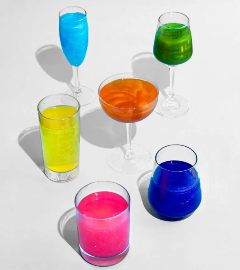 Bombes à paillettes arc-en-ciel pour cocktails
