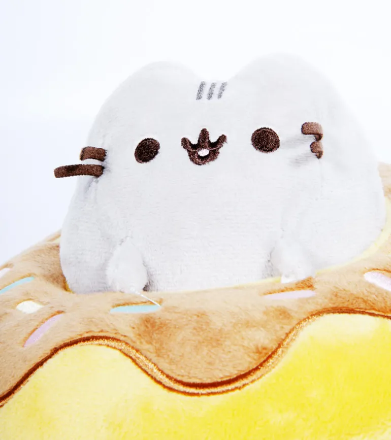 Pusheen dans son donut chocolat
