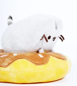Pusheen dans son donut chocolat