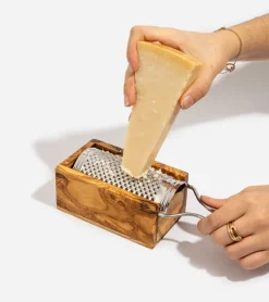 Râpe à fromage italienne en bois d'olivier